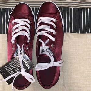 Cranberry low top converse